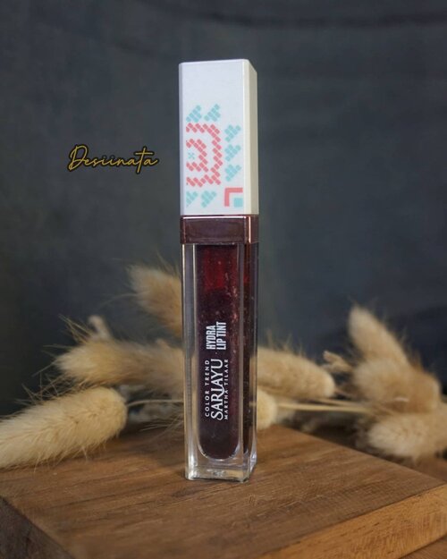 Story Review :
Di luar expetasi ketika coba Lip Tink dari @sariayu_mt ini shade W1-03 warnanya lebih kemerahan agak gelap dan cocok untuk ombre lip bagian dalam bibir , ketika  diapplikasikan ada terasa manis, texture lebih cair , untuk pemakaian 3-4jam stainnya lumayan tahan tapi perlahan pudar juga tapi ga sampe ilang banget , diapplikasinya juga gampang diblending dan ga bkin bibir kering dan lumayan ookey dipakai daily makeup ala oran mageran ini karna natural shadenya .
_
Kalian sudah coba? Gmn mnrt kalian ? Anway :
_
Info pembelianny di highlight shopee aku ya 😊
.
.

#like4likes #clozetteid  #RacunShopee #ShopeeHaul #ShopeeBagiMobil 
.
.
#selfie #셀스타그램 #강남 #일상 #소통
#일상스타그램 #소통스타그램 #좋아요
#좋반 #선팔 #얼스타그램 #셀카 #셀피
#좋아요반사 #reviewliptink #sariayu #hydraliptint #kmakeup #ktrend #koreanmakeup #skincare #ombrelip