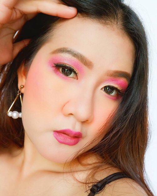 Sunset pinkiest makeup_Berawal dari hobby belanja khususnya kecantikan sehingga aku sering mengabadikan curhatan makeup ku dengan beberapa produk yg sering aku gunakan dengan modal cuap-cuap dimedia sosial menjadi hobby terpendam menjadi Beauty Influencer agar orang terdekat dan teman dunia maya lebih selektif untuk memilih produk kecantikan yang tepat menghindari produk palsu yg beredaran dan informasi yang aku punya tsb menjadi lebih bermanfaat dan menambah teman dimedia sosial .Sama seperti makeup aku gunakan kali ini SUNSET Pinkiest makeup, dipadukan dengan @getthelookid Rouge Signature Parisian Sunset 129 I Lead alasan aku memilih Rouge Signature Sunset karna pilihan warna lengkap dengan moodku setiap hari dengan wara soft maupun bold terpenting karna texture lipcream super ringan tanpa terasa berat dibibir dengan hasil finish matte intens menjadi pilihan aku gunakan sehari hari , kalau dapat dibilang ini lipcream matte serasa liptint korea tanpa berasa ada beban dan menjadikan senjata aku tampil cantik setiap saat 😊, aku sudah tunjukan pesona Sunset makeup ku kalu kalian @eridarida @anitatirta @san2pit @antika_343 @sashabilakarim dengan Rouge Signature Parisian Sunset .. #OwnYourSunset #GoRougeSignature #BeautyHackathonLorealID #LorealIDHackMyTown #like4likes #follow4follow #clozetteid #love #fff #lfl #l4l #ootd #photography#selfie #셀스타그램 #강남 #일상 #소통#일상스타그램 #소통스타그램 #좋아요#좋반 #선팔 #얼스타그램 #셀카 #셀피