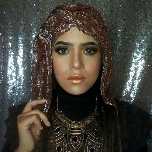 This also my submission for makeup collaboration bersama sang Emak Ajaib alias @inivindy @vindyvinder . Tema bulan ini adalah BLINK2 / Mewah / Wow.. / Uyeeaahhh!! 💖 Aku bikin makeup ala2 ratu Mesir, semoga udah cukup "silau" yoo mbak Vind 😘😘😘
.
#inivindy #makeupanbarengdesember
.
#clozetteid #nocukuralis #tanpacukuralis #browsonfleek #flawless #makeup #makeuptoday #makeover #makeupaddict #makeuplover #makeupjunkie #glammakeup #glamourmakeup #selfmakeup  #ponorogomakeup #makeupponorogo #muaponorogo #infomakeupponorogo #ponorogohits #ponorogohitz #wisudaponorogo #filiadevmakeup
