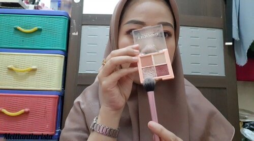 Akhirnya bikin video meap lagi. Meski masih tydac proper. Backgorund lemari baju, direkam pake hp, dan bermodalkan pencahayaan lampu kamar saja 🙃.Deets@ultimaii_id moisture lotion for normal skin@wardahbeauty BB cream shade natural@ponds BB powder@youmakeups_id eyebrow shade dark brown@thesimplicity_id eyeshadow flair@silkygirl_id big eye collagen waterproof mascara@silkygirl_id perfect matte liquid eyeliner@youmakeups_id blush on 03@thesimplicity_id highlighter@lorealmakeup lipstick color riche matte 242 + @wardahbeauty liptint 02@pixycosmetics protecting mist.#clozetteid #makeuptutorial