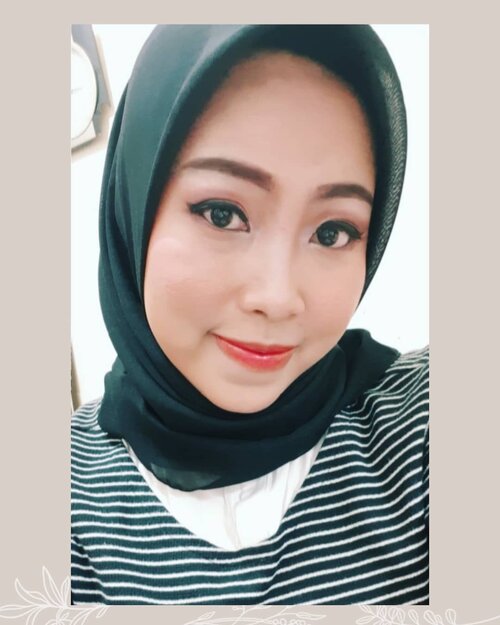 My natural makeup look & simple outfit for wedding guest 💕.Slide 1: Tipikal yang lebih suka makeup soft dibanding bold, karena gk pede. Hehe. Biasanya kalo ingin menghadiri acara wedding gitu, suka buru-buru takut telat (akibat rumahku di ujung dunia), alhasil makeupannya super ngebut dan pake yang gk ribet. Setelah pake rangkaian skin care, rangkaian make up yang biasa aku gunakan adalah primer - foundie - powder - eyebrow - eyeshadow (tipis-tipis) - eyeliner - mascara - blush on - lipstick + liptint - highlight - face mist. Cuma 15 - 20 menit saja. Tadaaa ~~.Slide 2 : Gampang-gampang susah cari outfit yang bikin nyaman untuk menghadiri acara wedding. Punya badan yang gk bagus alias kecil padet kayak kurcaci, jadi sangat menghindari memilih outfit yang ditumpuk-tumpuk gitu. Jadinya, outfit yang paling aman dan buat jadi nyaman menurutku adalah long dress atau semacam kaftan gitu. Sangat leluasa juga ruang geraknya. Hihi maklum anaknya agak petakilan 🤪 .Kalo makeup look & outfit kalian gimana untuk wedding guest ? @aylstari20 @anisa__ayu @arfianifitri 👀.#INGLOTxZALORAChallenge #INGLOTxZALORAGiveaway #ZALORAChallenge #clozetteid