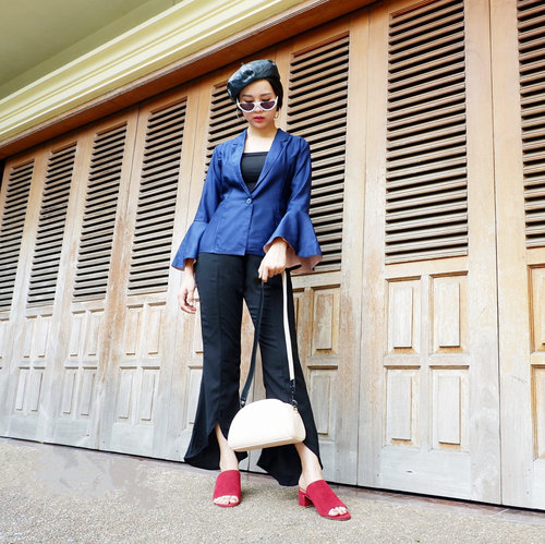 Wanna get this look? Blue navy blazer with slit long black trousers for your semi formal look, but keep it simple and easy with this Alora mules in maroon. And yeah ! Don't ever forget to bring your fav bag, great bag for great person ! all from @amazara.id 💖 Check @Berrybenka for my total look, and get yours soon ! 
#AmazaraXBerrybenkaXJustephanielee
#styleinspo
#fashionblogger 
#indonesiafashionblogger
#clozette
#clozetteid
.
.
.
.
.
#positivevibes #goodvibes #love#lookbook #ootd #holiday#staycation #travelling#travelphotography #style#fashiondesigner#fashionstylistindonesia#fashionblogger #fashionista#fashionstylist #travelblogger#traveller #lifestyleblogger #jakarta#indonesia #indonesianblogger#blogger #summer #photography#photooftheday