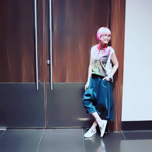 Stand still
.
#stylieandfoodie #livelovelifelaughlust #blogger #bloggerceria #tetapsemangat #365post2017 #haircolor #pink #pinkhair #neonpink #ootd #clozetteid #stylie #therealoutfitgram #styledaily #dailystyles #streetstyle #realoutfitgram #canonm10 #canonm10indonesia #wethefest #wtf17