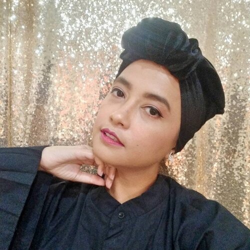 Udah batal berapa hari puasanya, gaess?.Semangat puasa yaaa :)...Turban: @tiyasnurlaili Eyeliner: @purbasarimakeupid Lipstik: @pixycosmetics.#stylieandfoodie #livelovelifelaughlust #blogger #bloggerceria #tetapsemangat #366post2020 #ootd #clozetteid #stylie #therealoutfitgram #styledaily #dailystyles #streetstyle #realoutfitgram #thestreetograph #looksootd #lookbookindonesia #fashionblogger #styleblogger #style #fashion #fashionbloggerindonesia #jakarta #bali #makeup #motd