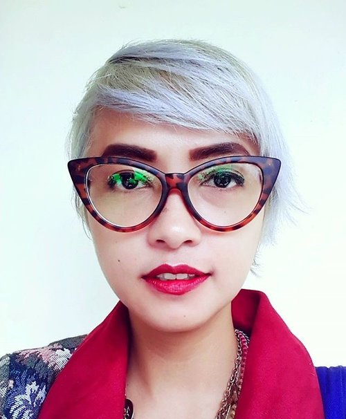 Yeah, new hair!

Thank you, Elgon Indonesia ♡

#stylieandfoodie #livelovelifelaughlust #hairstyle #haircoloured #greycoloured #makeup #clozetteid