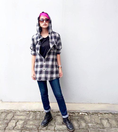 Last halloween
.
in between the spirit of grunge mix with Agynes Deyn wannabe 😎
.
Somehow I missed my this kinda style
.
.
#stylieandfoodie #livelovelifelaughlust #blogger #bloggerceria #tetapsemangat #365post2017 #ootd #clozetteid #stylie #therealoutfitgram #styledaily #dailystyles #streetstyle #realoutfitgram #thestreetograph #brilistylie #looksootd