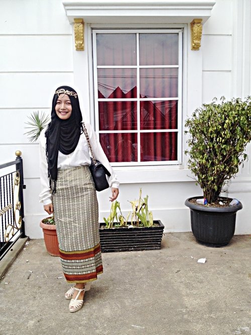Songket skirt, creamy shirt, jelly shoes, channel bag, and gold headpice. Simple 👌 wedding's outfit 