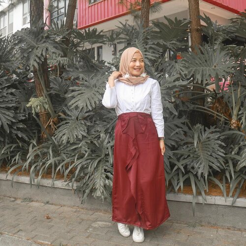 Seneng banget kalo akhir taun tuh, selain banyak hari libur nya, suka banyak diskonan juga, haha termasuk di @apriliaid nih, seneng banget brand fashion local ini sekarang harganya lebih affordable dan terjangkau..Bow skirt dan outer yang aku pake ini juga dari @apriliaid bahannya  adem jadi nyaman dipake..Selain harganya lebih terjangkau sekarang juga lagi ada promo year end sale 2019 lho, harga outfit nya mulai dari Rp 99.000,- aja 😍 more info cek instagram nya @apriliaid sekarang yaa 😍 #WearAprilia #FriendsofAprilia #ClozetteIDReview #ClozetteID