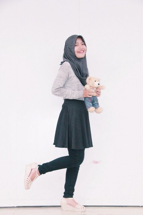 Comfort with jelly shoes :) #HOTD #ClozetteID #HOTDseries2 #scarfmagz #OOTD #casual 