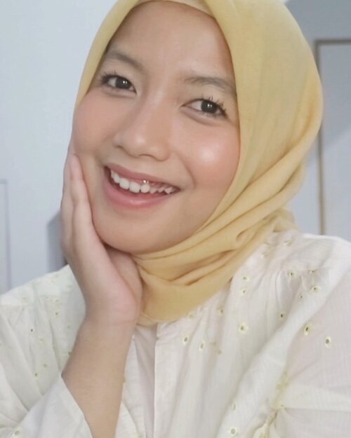 peachy peachy biar keliatan seger di bulan puasa (padahal kalo keluar tetep pake masker 😂) semoga corona ini segera berlalu yaa 🥺
.
.
Make up detail:
🌸 @avoskinbeauty hydrating treatment essence
🌸 @eminacosmetics sun protection
🌸 @nivea_id lip balm 🌸 @purbasarimakeupid bb cream honey beige
🌸 @purbasarimakeupid oil matte control powder
🌸 @getthelookid loreal lash paradise
🌸 @beautytreatscosmetic brow mascara
🌸 @pixycosmetics blush on 03
🌸 @pixycosmetics adorable marble 03
🌸 @getthelookid loreal color riche 242
🌸 @studiotropik dewy effect .
.
.

#makeuptutorial #beauty #indobeautygram #ragamkecantikan #beautybloggerindonesia #dandan #indobeautysquad #makeupvideo #simplemakeup #bunnyneedsmakeup #tampilcantik  #kbbvfeatured #cchannelbeautyid #devinatutorial #clozetteID