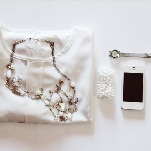 White for this friday ⬜️ #ClozetteID #COTW #clozetteaccessories