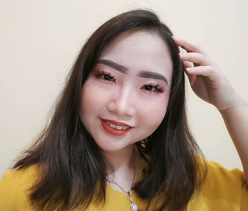 DAY 7 🦄
#30DaysMakeupWithNda
.
Mon maaf baru sempet up foto makeup look hari ke 7 🤣 tapii ini makeup terbaru loh! Baru beberapa hari yg lalu bikin nya dan yg jadi fav ku eyelook, fake eyelashes dan lipcream nya ❤️💄 BTW, abaikan alis kiri dan kanan yg sepertinya gak sama ya 😝 .
.
So, this is my 𝐩𝐞𝐚𝐜𝐡𝐲 𝐠𝐥𝐢𝐭𝐭𝐞𝐫𝐲 𝐦𝐚𝐤𝐞𝐮𝐩 𝐥𝐨𝐨𝐤 🤣 .

Peachy eyelook pakai @inivindy x @avionebeauty magic palette dengan sentuhan glitter nya @nyxcosmetics_indonesia Glitter Goals Cream Quad Palette ✨ Ditambah fake eyelashes super unique from @pheblie.makeup dan warna lipcream fav ku dari brand kecintaanku @raikubeauty 💄 .
.
Gimana nih? Ada kritik dan saran kah dari men temen untuk makeup kali ini? 💞💋 FYI, soal alis sih kalo disini aku lagi pake pensil alis @revlonid trus isi bagian dlmnya pake @makeoverid eyebrow definition kit 👀 .
.
🦄 Λｐｒｉｌ 07, 2020
.
#AforAlinda #Alindaaa29 #Alinda #ClozetteID @clozetteid @beautycollab.id
@bloggervloggersmg #30DaysMakeupWithNda #makeup #makeuplook #graduationmakeup #inspirasikecantikan #tampilcantik #beautycollabid #bloggervloggersmg #influencer #influencers #influencersemarang #endorsement #endorsementsemarang #dirumahaja #ubahinsekyurjadibersyukur #jalani_nikmati_syukuri #rezekigakketuker #VloggerSemarang #BloggerSemarang