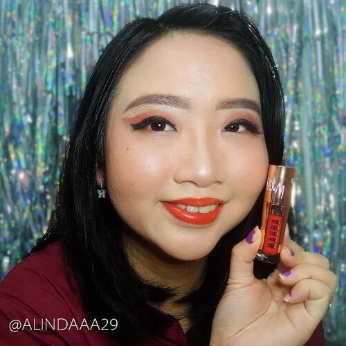 [ Goban x Molita Lin ].Aku nyobain Liptint baru lagi nih, yass! Ini dia @gobancosmetics x @molita_lin Glow Tint yg shade "Graceful" 💄 Warnanya Orange kemerahan yang cantik .Goban x Molita Lin Glow Tint adalah Liptint lokal keluaran tahun 2018 juga, dan menjadi salah satu Liptint terfavorit bagi bnyak orang, termasuk aku ❤ ..#MiniReviewbyAlinda.Nah, daripada penasaran sama Liptint nya Goban x Molita Lin, aku mau kasi review singkatnya yass. Menurut aku, Goban x Molita Lin Glow Tint ini memiliki tekstur dan formula yang ringan, serta tidak membuat bibir mnjadi kering/crack di bibir. Warna shade "Graceful" ini orange kemerahan yang cukup terang cetar jika dipakai. Liptint nya Goban x Molita Lin tidak bikin bibir jadi kering karena liptint ini melembabkan bibir, akan tetapi nge-set nya di bibir akan membutuhkan waktu yg lebih lama. Walaupun mungkin Liptint ini tidak terlalu awet, tetapi aku suka dengan tesktur & formulanya ..Anw, buat kalian yang penasaran pengen cobain Goban @gobancosmetics x Molita Lin @molita_lin Glow Tint langsung aja kepoin @beautypro.srg@beautypro.srg@beautypro.srgBakalan ada sale akhir tahun juga loh!!! ..@beautycollab.id@beautygoers@bloggirls.id@beautychannel.id@kbbvbyacb@setterspace@bunnyneedsmakeup.#AForAlinda #alindaaa29 #alindaaa #alinda #byalindamakeup #BeautyCollabID #BeautygoersID #BloggirlsID #BeautyChannelID #KBBVFeatured #Bunnyneedsmakeup  #SetterSpace #ClozetteID