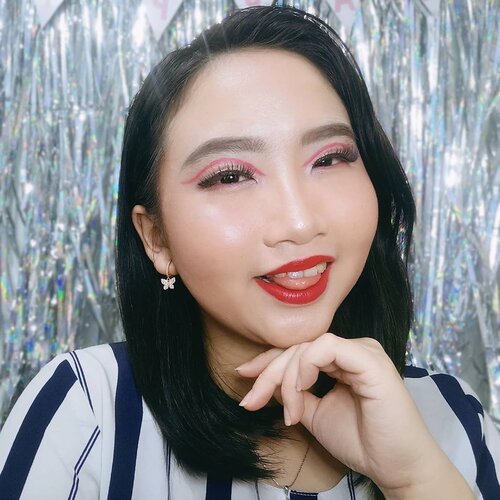 DAY 3 🦄
#30DaysMakeupWithNda
.
Hi Beauties ✨
Masuk hari ke 3 dan baru sempet upload nih. Sesuai polling di ig story, ini dia look nya! Gimana? Kelihatan lebih dewasa dari usia ku ya? 😝 .
.
So, this is my 𝐫𝐞𝐝 𝐥𝐢𝐩𝐬 𝐦𝐚𝐤𝐞𝐮𝐩 𝐥𝐨𝐨𝐤 🎂 .

Januari tahun 2019 lalu, aku bikin makeup look ini karena mau me-review lipstick salah satu brand kosmetik lokal and lipstick merah adalah satu diantara banyaknya warna yang jadi fav ku! Tapi, sygnya aku lebih sering pakai pink lips untuk tampilan makeup natural ku ❤️ .
.
Kalau kalian suka pakai lipstick warna apa nih? Red or Pink Lipstick? 💄 .
.
🦄 Λｐｒｉｌ 03, 2020
.
#AforAlinda #Alindaaa29 #Alinda #ClozetteID @clozetteid @beautycollab.id
@bloggervloggersmg #30DaysMakeupWithNda #makeup #makeuplook #graduationmakeup #inspirasikecantikan #tampilcantik #beautycollabid #bloggervloggersmg #influencer #influencers #influencersemarang #endorsement #endorsementsemarang #dirumahaja #ubahinsekyurjadibersyukur #jalani_nikmati_syukuri #rezekigakketuker #VloggerSemarang #BloggerSemarang