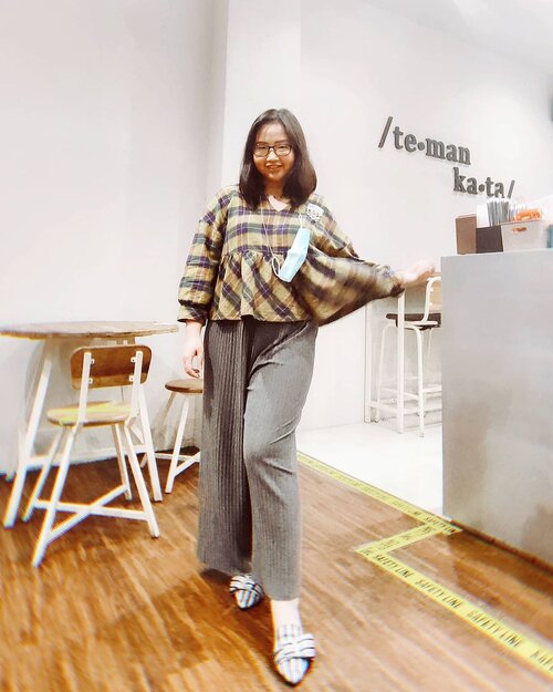 Blurry Blurry but Sure .
.
outfit:
👚@minimal_stores
🥿 @cottaclaire
thanks yg motoin 📷 @victcip .
.
💗 ƒєвяυαяу 20, 2021
.
#AforAlinda #Alindaaa29 #Alinda @clozetteid #ClozetteID #outfitoftheday #ootd #kulot #cafesemarang #restosemarang #kopisemarang #katakopi #katakopisemarang #dirumahaja #ubahinsekyurjadibersyukur
#jalani_nikmati_syukuri #rezekigakketuker #blessedyear #VloggerSemarang