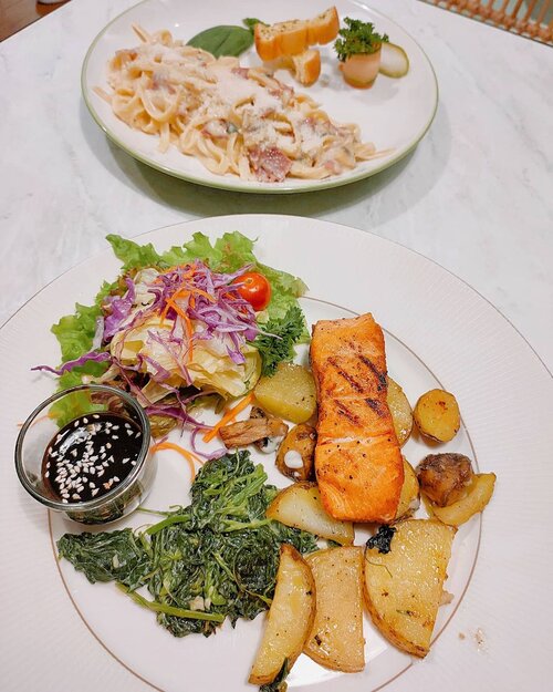 Yuhuu! Bosen ga sih aku posting pasta mulu? 😋 .Ga cuma pasta kok, tuh ada Grilled Salmon juga 🥩 .Marii makannn, Santapp!! Lahappp!!🍴..📍@neighbor.eatery🍝 Pasta Carbonara (4⭐)🥩 Grilled Salmon (3,5⭐).🎀 𝒥𝒶𝓃𝓊𝒶𝓇𝒾 06, 2021.#AforAlinda #Alindaaa29 #Alinda @clozetteid #ClozetteID @neighbor.eatery #neighboreatery #grilledsalmon #salmon #pasta #pastasemarang #kulinersemarang #makanansemarang #restosemarang #cafesemarang #dirumahaja #ubahinsekyurjadibersyukur#jalani_nikmati_syukuri #rezekigakketuker #blessedyear #VloggerSemarang