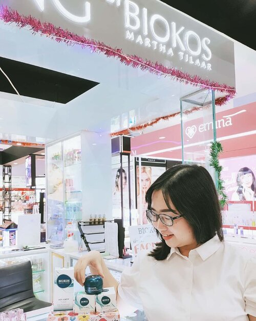 ✨BEAUTY GATHERINGWITH BIOKOS ✨.Beauties, kemarin minggu aku datang ke Beauty Event with @bloggervloggersmg and @biokos_mt di @candrakosmetik dimana kita dikasi 3 produk skincare Biokos yg Age Renew Series. Penasaran sama review nya? Simak yuk!.Biokos Age Renew memiliki kandungan utama yaitu 𝘽𝙞𝙤 𝙈𝙖𝙘𝙧𝙤𝙖𝙡𝙜𝙖𝙚 𝙀𝙨𝙨𝙚𝙣𝙩𝙞𝙖𝙡 yg bermanfaat untuk:✨ Melembabkan kulit secara intensif✨ Mengencangkan kulit wajah✨ Mengurangi kerutan pada wajah secara signifikan .Biokos juga sudah teruji secara klinis, No Animal Testing, No Paraben & Produk skincare HALAL, jadi aman untuk dipakai semua kalangan usia 20 tahun keatas ..#MiniReviewbyAlinda.💦 𝐀𝐠𝐞 𝐑𝐞𝐧𝐞𝐰 𝐀𝐧𝐭𝐢 𝐖𝐫𝐢𝐧𝐤𝐥𝐞 𝐂𝐥𝐞𝐚𝐧𝐬𝐞𝐫Pembersih wajah untuk membersihkan makeup dan kotoran tanpa menimbulkan kekeringan. Kemarin aku udah coba pakai cleanser ini, setelah aku usap & bersihkan ternyata makeup & kotoran bener2 keangkat, trus wajah jd berasa lebih lembab. Tetapi, lebih baik jika kita melakukan double cleansing dengan menggunakan facial wash setelah cleanser . 💭 𝐀𝐠𝐞 𝐑𝐞𝐧𝐞𝐰 𝐀𝐧𝐭𝐢 𝐖𝐫𝐢𝐧𝐤𝐥𝐞 𝐌𝐨𝐢𝐬𝐭𝐮𝐫𝐢𝐳𝐞𝐫Pelembab wajah yg memiliki tekstur krim padat, namun terasa ringan dan tidak lengket saat dipakai serta tidak menimbulkan whitecast. Selain itu, moisturizer ini juga memberikan efek glowing yg gak lebay ya tapi. Kulit wajah jadi terasa lebih lembab. Pemakaian moisturizer ini di pagi hari aja ya . 💬 𝐀𝐠𝐞 𝐑𝐞𝐧𝐞𝐰 𝐀𝐧𝐭𝐢 𝐖𝐫𝐢𝐧𝐤𝐥𝐞 𝐍𝐢𝐠𝐡𝐭 𝐂𝐫𝐞𝐚𝐦Pelembab wajah yg digunakan hanya pada malam hari, memiliki tekstur krim lebih ringan daripada moisturizer. Night cream ini memberi perlindungan vitalitas kulit sepanjang malam. Teksturnya yg ringan dan tidak lengket di kulit, menjadikan terasa nyaman saat dipakai ..Semua pilihan ada di tangan kalian, yuk #LawanHebatKerutan dengan @biokos_mt #BiokosAgeRenew Series 💕 Produk skincare Biokos juga bisa kalian dapatkan di @candrakosmetik dengan harga yang cukup terjangkau ..💞 FҽႦɾυαɾყ 24, 2020.#AforAlinda #Alindaaa29 #Alinda #ClozetteID @biokos_mt @bloggervloggersmg #LawanHebatKerutan #BiokosAgeRenew #BloggerSemarang #VloggerSemarang #BloggerVloggerSemarang #SemarangEvent