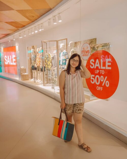 ~ bali trip 🌴🌊.shopping or not.. yang penting eksis dulu donk, iya gak sih? ini masih di bali loh! aku foto di @hm @beachwalk_bali ❤ ..btw, menurut kalian, aku shopping gak sih di H&M ini? Hehe 😋 ..#AForAlinda #alinda #alindaaa #alindaaa29 #alindajalanjalan #alindalungakebali #balitrip #lebaran2019 #explorebali #exploreindonesia #jalani_nikmati_syukuri #rezekigakketuker #Clozetteid