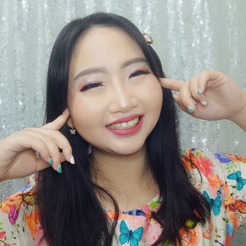 DAY 5 🦄
#30DaysMakeupWithNda
.
Heiyoo, Beauties ✨
Ga terasa udah hari ke 5 ya aku #throwback post makeup look ku ❤️ Jujur, hari ini bingung mau post apa karena seharian di rumah mager milih, makanya baru sempat up malam ini deh hihi 😝 .
.
So, this is my 𝐢𝐬𝐞𝐧𝐠 𝐝𝐚𝐲 𝐦𝐚𝐤𝐞𝐮𝐩 𝐥𝐨𝐨𝐤 🤣 .

Another makeup look for lipcream swatches on July 2019 💄 Yang ikuti perkembangan makeup ku, pasti tahu banget pertengahan 2019 itu aku masi bnyak belajar soal makeup, mulai dari blending eyeshadow dan lagi lagi masih dan masih belajar ngalis. Jadi, mon maaf kalo makeup nya masih blm lebih baik daripada sekarang 💞 .
.
Udah masuk hari ke 5 di bulan April nih! Apa kabar kalian yang #dirumahaja ? Stay safe! Stay healthy 💪 .
.
🦄 Λｐｒｉｌ 05, 2020
.
#AforAlinda #Alindaaa29 #Alinda #ClozetteID @clozetteid @beautycollab.id
@bloggervloggersmg #30DaysMakeupWithNda #makeup #makeuplook #graduationmakeup #inspirasikecantikan #tampilcantik #beautycollabid #bloggervloggersmg #influencer #influencers #influencersemarang #endorsement #endorsementsemarang #dirumahaja #ubahinsekyurjadibersyukur #jalani_nikmati_syukuri #rezekigakketuker #VloggerSemarang #BloggerSemarang