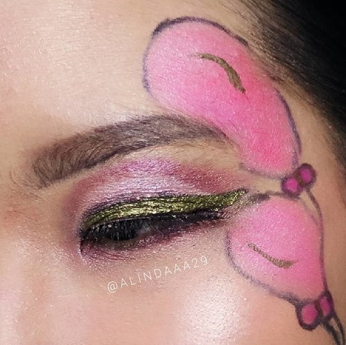 .[ New Year Look ].Pinkies balloon 🎈 for eye's look new year edition.PRODUCT USED:- @mizzucosmetics Eye base makeup- @madame.gie 09 Sensuous Drama Queen Eyeshadow- @beautyglazed Eyeshadow- @maccosmetics 78 Palette- @purbasarimakeupid Jet Black Eyeliner Hydra Series- @lakmeprgirl Absolute Reinvent Shine Line Eyeliner (shade: Liquid Gold)- @artisanpro Fake eyelashes- @madame.gie Natural Eyebrow.Swipe more 👉 , you can see how this pict took by camera mirrorless and smartphone.@beautycollab.id@beautygoers@bloggirls.id@beautychannel.id@kbbvbyacb@setterspace@bunnyneedsmakeup@tampilcantik@inspirasi_cantikmu.#AForAlinda #alindaaa29 #alindaaa #alinda #byalindamakeup #BeautyCollabID #BeautygoersID #BloggirlsID #BeautyChannelID #KBBVFeatured #Bunnyneedsmakeup #tampilcantik #SetterSpace #ClozetteID