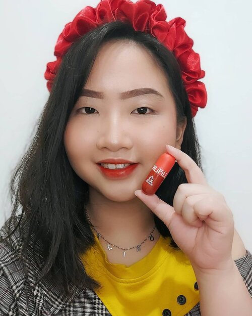 𝘓𝘪𝘗𝘪𝘭𝘭, 𝘒𝘦𝘤𝘪𝘭 𝘔𝘶𝘯𝘨𝘪𝘭 𝘓𝘶𝘵𝘤𝘶𝘩𝘩 💊

Omgg!! Gemesin banget sih lip tint terbarunya @madame.gie yg bikin aku penasaran buat nyobain, apalagi shade: Cotton Candy (warna orange dengan hint merah) .

𝐌𝐚𝐝𝐚𝐦𝐞 𝐆𝐢𝐞 𝐋𝐢𝐏𝐢𝐥𝐥, lip tint with packaging like a capsule.. So cute! Variasi warnanya juga beragam dan lip tint ini pastinya cocok untuk bibir kering alias bibir rewel (gampang cracky) karena aku udah pakai seharian dan bibir ku aman² aja. Hanya saja, tips dari aku.. Sebelum apply lip tint by @madame.gie aplikasikan lip balm dulu atau pakailah lip balm setiap malam hari supaya pagi hari ketika mau pakai lip tint, tidak perlu lagi pakai lip balm dan bibir ga mudah kering deh .

Tekstur lip tint yang creamy dan engga terlalu cair bikin lbh mudah nge-blend. Selain itu 𝐌𝐚𝐝𝐚𝐦𝐞 𝐆𝐢𝐞 𝐋𝐢𝐏𝐢𝐥𝐥 juga longlasting, transferproof & maskproof loh.. Worth it! Affordable price 💋 .
.
🍑 ๓คr¢h 07, 2021
.
#AforAlinda #Alindaaa29 #Alinda @clozetteid #ClozetteID @madame.gie @gisel_la @amandamanopo #madamegie #madamegielipill #lipill #lip #liptint #lipproducts #makeup #murahmeriah #liptintmurah #dirumahaja #jalani_nikmati_syukuri #rezekigakketuker #blessedyear #VloggerSemarang #BloggerSemarang