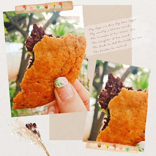 ~ #sehangatpiacookiesSWIPE 👉 for detail pict..so crunchy !so lumer !uhh, so yummy ! 🍪.thankyou ci @erlina.liang akhirnya dapet kesempatan jadi #TeamGercep yg bisa cobain @piacookies.sehangat pas PO batch 1 ❤ order di jam 15.59, tapi karena pas itu chat membludak, dg sabar ku menunggu hingga besoknya dpt konfirmasi tnggal pengiriman .sebenernya, #sehangatpiacookies ini udah nyampe 2 hari yg lalu dan udah ludes 2 pcs, cuma baru sempet motoin hari ini .mau tahu reviewnya?.#MiniReviewbyAlinda.Pia Cookies Sehangat adalah homemade cookies by @erlina.liang yg dapat dibeli dengan harga Rp 12.500,-/pcs nya (diameter 9cm) ❤ Harganya bersahabat bnget kan? Soal rasa gak perlu diragukan lagi, itulah alasanku baru sempat kasi review sekarang, sampai hari ini udah ludes 3 pcs #sehangatpiacookies dari 5 pcs yg aku beli di PO batch 1 kemarin .cookiesnya so crunchy di bagian luarnya, tapi lumer & melted untuk chocolate di dalamnya dengan catatan cookies dipanasin sesuai yang diinfokan di instagram nya @piacookies.sehangat 💋 sejauh ini sih belum mencapai lumer, tapi yg prtama sama yg ketiga ini lumayan lah ada lumer2nya di bagian tengah .- - -FYI, HARI INI @piacookies.sehangat akan open PO BATCH 2 at 10 am, guys! PO kali ini akan dibuka lwt WA dan Shopee, jangan sampai terlewat! Turn on your notification now! 👏💕 ..#AForAlinda #alindaaa29 #alinda #alindaaa #rezekigakketuker #jalani_nikmati_syukuri #sehangatpiacookies #TeamGercep #TeamGaMauKehabisanPO #piacookies #Clozetteid #Instalike #Instapict #PictofTheDay