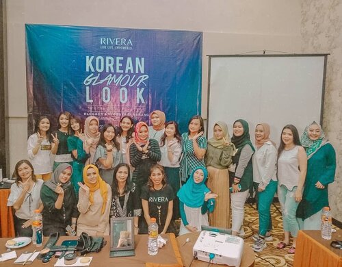 ~ july 21, 2019.1st event of @bloggervloggersmg 💚Thank's GOD, akhirnya Blogger Vlogger Semarang bisa adain event prtama di Semarang bareng sama @riveracosmetics 💙 ..Terimakasih untuk cik @qv_art_ika and Rivera's Team for today! Thankyou utk semua pihak yg sudah brperan pnting utk menyukseskan acara hari ini. Aku sebagai founder nya @bloggervloggersmg bener2 mau ngucapin makasih banyak untuk semua pihak yg luar biasa hari ini dan semoga kelak kita bs brjumpa di event selanjutnya 😘 ..Terimakasih juga tak lupa aku mau ucapin buat @citra_permana @olipanggi yg brsedia diajak gabung jadi team nya Blogger Vlogger Semarang, makasih sudah mmbantu mnyukseskan acara ini juga dan makasih jg buat @kaniaarda yg walaupun ga bs dtg tapi ttp support acara ini 😍 Semoga, next event kita komplit dan smoga kita kompak terus ya girls 💝 ..Thankyou for your support:@riveracosmetics@kingkaf_coffee@mothercakesmg.[🎥 vlog soon akan di publish sama @olipanggi ya].#AForAlinda #alinda #alindaaa29 #alindaaa #clozetteid #rezekigakketuker #jalani_nikmati_syukuri #beautyclass #bloggervloggersemarangxriveracosmetics #BVS #riveracosmetics #beautyclasssemarang