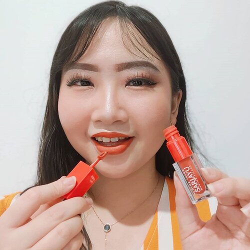 𝘑𝘢𝘵𝘶𝘩 𝘤𝘪𝘯𝘵𝘢 banget sama @sariayu_mt lipcream ini! Warna orange nya kecintaan aku poll 🧡 .

Awalnya ga expect bakal jadiin lip & cheek nya Sariayu ini holy grail aku, tapi lama kelamaan pas sering dipake kok makin cintahhh! Apalagi @sariayu_mt 𝙎𝙖𝙧𝙞𝙖𝙮𝙪 𝙇𝙞𝙥 & 𝘾𝙝𝙚𝙚𝙠 bisa dijadikan sebagai base eyeshadow, blush on cream & lipcream 💄 .

Transferproof & Maskproof, juga cukup Longlasting! Try it now guys 💋 .
.
#AforAlinda #Alindaaa29 #Alinda #ClozetteID @clozetteid @sariayu_mt #AutoCantik #FearlessBeauty #CleanBeauty #InspirasiSumba #Sariayu #makeuplook #beautyreview #ubahinsekyurjadibersyukur #jalani_nikmati_syukuri #rezekigakketuker
#dirumahaja #VloggerSemarang #BloggerSemarang