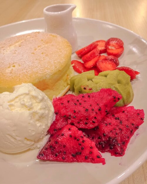 ~ may 17, 2019.udah hari ke berapa nih kalian menjalankan puasa?  jangan lupa untuk selalu berbuka dengan yg manis manis ya, seperti pancake tutti frutty dari @kirakiraresto ini ❤ ..serunya menikmati santai di kira kira resto, banyak spot fotonya loh! swipe 👉 for more pict! oiya, buat yg udah punya anak, ga perlu kuatir karena ada playground nya juga, menu makanan & minumannya juga banyak sekali variasi macamnya 💗 ...📍 @kirakirarestojalan taman ade irma suryani no. 10, semarang🍮 fav: fluffy pancake with smooth cake & delicious topping🌹 edited by lightroom from @sjrap_store , thankyou! ..#AForAlinda #alindaaa29 #alindaaa #alinda #diarylovalynda #jalani_nikmati_syukuri #rezekigakketuker #clozetteid #semarangexplore @semarangexplore #anakhitssemarang @anakhitssemarang #wisatasemarang @wisatasemarang  @hangoutsemarang #hangoutsemarang  @bloggervloggersmg #BloggerVloggerSMG