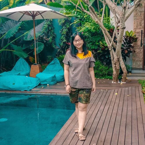 ~ outfit in bali (day 4) 🌴🌊.day 4di hari keempat, aku pakai cute tshirt from @missevehouse seriusan gemassh dengan model bajunya. ini tuh baju tapi ada kaos di bagian atasnya, dan aku pilih warna kuning mustard biar kelihatan cerah aja, masa dari dulu punya nya baju warna hitam semua wkwkwk. skrg aku lagi mau mmperbanyak outfit wrna ceria dan cerah nih hehe ❤ ..#AForAlinda #alinda #alindaaa #alindaaa29 #alindajalanjalan #alindalungakebali #balitrip #lebaran2019 #explorebali #exploreindonesia #jalani_nikmati_syukuri #rezekigakketuker #Clozetteid