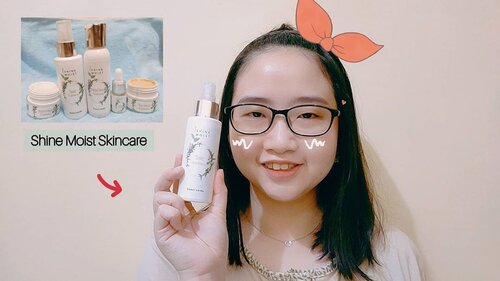 MY SKINCARE ROUTINE,
WITH SHINE MOIST 🍃
.
👉 SWIPE‼️👉 for watching my video!
.
Buat kalian yg #dirumahaja ga pernah skip skincare-an kan? Walaupun lagi #stayathome kulit wajah juga perlu dirawat, salah satunya rajin pakai skincare pagi dan malam ❤️ .

Kalau aku lagi pakai skincare nya @shinemoist.id dengan kandungan aloe vera dan carica papaya extract serta sudah trdaftar di BPOM, jadi aman untuk dipakai ya .
.
𝚂𝚑𝚒𝚗𝚎 𝙼𝚘𝚒𝚜𝚝 𝙱𝚛𝚒𝚐𝚑𝚝𝚎𝚗𝚒𝚗𝚐 𝚂𝚎𝚛𝚒𝚎𝚜, terdiri dari:
🌊 𝐅𝐚𝐜𝐢𝐚𝐥 𝐖𝐚𝐬𝐡 𝐁𝐫𝐢𝐠𝐡𝐭𝐞𝐧𝐢𝐧𝐠
Sabun wajah yang bermanfaat untuk membersihkan wajah dari makeup, debu dan kotoran serta melembabkan dan mencerahkan kulit wajah .
.
❄️ 𝐓𝐨𝐧𝐞𝐫 𝐁𝐫𝐢𝐠𝐡𝐭𝐞𝐧𝐢𝐧𝐠
Toner dengan packaging berbentuk spray yg memudahkan dalam pengaplikasiannya. Toner ini mengandung AHA untuk membantu mengangkat sel kulit mati sekaligus menyegarkan & melembabkan .
.
💧 𝐒𝐞𝐫𝐮𝐦 𝐁𝐫𝐢𝐠𝐡𝐭𝐞𝐧𝐢𝐧𝐠
Tekstur serum cepat meresap pada kulit wajah. Selain dapat membantu menyamarkan flek hitam & mencerahkan kulit wajah, dengan pakai serum ini kulit menjadi ternutrisi .
.
🌸 𝐍𝐢𝐠𝐡𝐭 𝐂𝐫𝐞𝐚𝐦 𝐁𝐫𝐢𝐠𝐡𝐭𝐞𝐧𝐢𝐧𝐠
Night cream yang dipakai pada malam hari juga memiliki kandungan AHA. Cream nya creamy gel tapi ringan saat dipakai, jd cepet meresap juga . 💮 𝐃𝐚𝐲 𝐂𝐫𝐞𝐚𝐦 𝐁𝐫𝐢𝐠𝐡𝐭𝐞𝐧𝐢𝐧𝐠
Day cream yang dipakai pada pagi hari diformulasikan dengan kandungan UV Filter yg dapat membantu melindungi kulit dari paparan sinar matahari. Selain itu day cream ini juga bisa sbg tone up cream, yg brightening nya ga lebay jd masih natural look .
.
Keseluruhan skincare nya @shinemoist.id ini memang bermanfaat untuk mencerahkan kulit wajah, kalau dipakai secara rutin ya guys 🍃 .

Siapa yang mau kulit wajahnya cerah dan ternutrisi?
.
🌈 𝙼𝚊𝚛𝚌𝚑 28, 2020
.
#AforAlinda #Alindaaa29 #Alinda #ClozetteID @clozetteid @shinemoist.id @beautycollab.id #ShineMoist #BCIDxShineMoist #skincare #skincareroutine #nightskincare #morningskincare #brightening #VloggerSemarang #BloggerSemarang