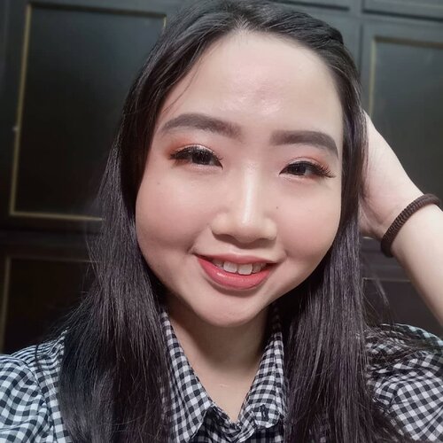 ~ july 23, 2019.Makeup ala ala korean look yg glamour versi alinda ya jadinya kayak gini 😂 *agak dikasi filter dikit ya genks biar ada filter koreanya. Korean look ini pake semua produk skincare dan makeup dari @riveracosmetics yg hasilnya super flawless ❤ .Swipe 👉 for more pict before-after yuk, ada bedanya gak sih? .Makasih banyak cc @qv_art_ika udah ngajarin dg telaten dan sabar pas beauty class kemarin, makasih udah kasi tips2 ttg makeup, semogaa aku bs makin jago makeupnya ya haha~ ..#AForAlinda #alinda #alindaaa29 #alindaaa #clozetteid #rezekigakketuker #jalani_nikmati_syukuri #beautyclass #BVS #riveracosmetics #beautyclasssemarang #bloggervloggersemarangxriveracosmetics