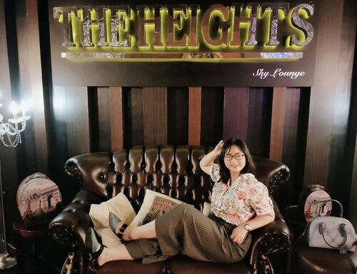 DUDUK SANTUY,CEKREK.. CEKREK.. UPLOAD.Menikmati malam di akhir bulan Januari, iye sebelum berganti ke Februari nikmati dulu lah ya. Asyik & Seru banget nongki cantik di @theheightsskylounge 😎 Bisa karaoke an juga ternyata. Kalau aku sih, duduk santuy aja sambil foto2 yak, Hehe 👍 .Gimana, santuy banget yak duduk gue? 😋 mon maaf, mungkin terlalu nyaman (sendiri) #ehh wkwk.📷 kamera #OppoReno2📍@theheightsskylounge @wimarionhotel (lantai 4).🍂 ᒍᗩᑎᑌᗩᖇI 31, 2020.#AforAlinda #Alinda #Alindaaa29 #ClozetteID #WimarionHotel #EnjoyWimarion #TheHeightsSkyLounge #BloggerSemarang #VloggerSemarang #jalani_nikmati_syukuri #rezekigakketuker #ubahinsekyurjadibersyukur