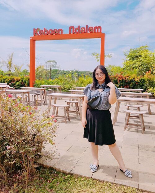 HAPPY SUNDAY 🦋 .
.
sebelum hari minggu berganti dengan senin, ijinkan posting foto #ootdstyle NDA in BLACK STYLE🖤 Style ku serba hitam ya hari ini, ga usah nanya berapa bny outfit wrna hitam yg aku punya karena BANYAK BANGET jumlahnya 😋 .

finally, bisa foto ootd ga cuma #dirumahaja ya 🤣 tenang, aku nyari tempat2 nya juga yg sepi kok males kalo ke tpt2 yg rame dan nongkrong nya cuma sama papa mama aja sekalian memanfaatkan hari minggu buat quality time brg mereka ❤️ .
.
BTW, nanya donk buat yg nge swipe👉 kalian tahu gak sih itu buah apa? aku beneran penasaran tapi ga sempet nanya tadi HAHAHA 😂😍 Kebiasaan, papa ku klo nemu yg unik pasti suruh anaknya foto disitu, kalo aku sih pasrah aja selagi tptnya oke ya aku pose aja 😋 .
.
.
.
👚: @minimal_stores
👜: @beliya_totebag
🥿: @cottaclaire
📍: @keboenndalemhomestay .
.
🦋 ﾌひ刀乇 20, 2020
.
#AforAlinda #Alindaaa29 #Alinda #ClozetteID @clozetteid #fashion #ootd #ootdfashion #fashion #outfits #outfitinspiration #outfitoftheday #blackstyle #IWearCottaClaire #IWearCotta #cottaclaire #bloggervloggersmg #influencer #influencers #influencersemarang #endorsement #endorsementsemarang #dirumahaja #ubahinsekyurjadibersyukur #jalani_nikmati_syukuri #rezekigakketuker #VloggerSemarang #beautybloggersemarang