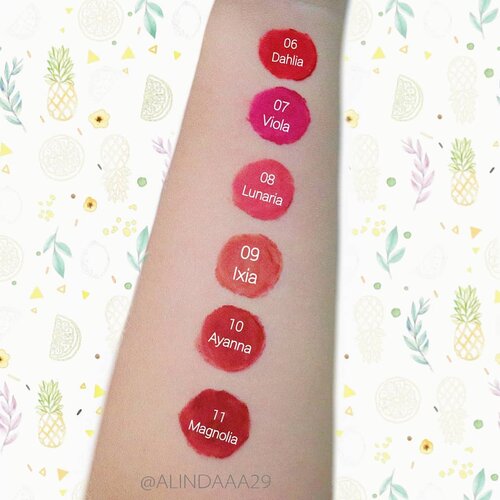 Masih berantakan ya swatches nya? Iya, tahu kok namanya juga masih belajar.. Hihihi 🙊.Swipe 👉 terus ya, untuk melihat swatches saat aku pakai di bibir 😆.@purbasarimakeupid Hi- Matte Lip Cream New Color memiliki warna-warna yang sangat cantik dan pigmented serta memberikan kesan smooth di bibir. Warna baru Purbasari Lip Cream ini menghadirkan 4 shade bold dan 2 shade nude. Nah kalian #TeamBold atau #TeamNude nih? Kalau aku sih jelas #TeamNude dan aku memilih shade no 08 Lunaria sebagai favoritku. Kalau kalian?.Purbasari Hi- Matte Lip Cream memiliki tekstur yang ringan di bibir dan ga lengket saat bibir dikatupkan. Ketahanan nya cukup baik, karena Lip Cream ini bisa bertahan lebih dari 8 jam tanpa touch up. Aplikatornya juga ringan dan tidak kaku, sehingga lip cream bisa diaplikasikan dengan mudah di bibir.Rate nya 8,5/10 deh 😆.@purbasarimakeupid@purbasari_indonesia@clozetteid@beautyjournal @beautycollab.id@beautygoers@bloggirls.id@beautychannel.id@kbbvbyacb@beautysecretsquad@beautysociety.id #AForAlinda #alindaaa29 #alindaaa #alinda #byalindamakeup #BeautyCollabID #BeautygoersID #BloggirlsID #BeautyChannelID #KBBVFeatured #BeautySecretSquad #BeautySocietyID #ClozetteID  #PurbasariHiMatteNewColor #PurbasariMakeup #Lipcream #NewColor #NewShade