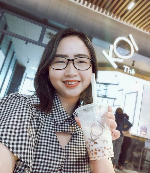 🌻𝓓𝓮𝓬𝓮𝓶𝓫𝓮𝓻 05, 2019.Kenikmatan yang berbeda saat minum bubble tea nya @koitheindonesia ❤️ Worth it banget! Biasanya aku beli yang Bubble KOI Cafe, tetapi berhubung sekarang aku lg no coffee dulu (cuma bisa minum satu merk kopi doank skg aku tuh🥺) kali ini aku pesen nya Bubble Oolong Milk Tea with Less Sugar dan enak banget! Sukaaa ✨ .Kalau kalian suka nya minuman bubble yang mana nih? Makin banyak ya sekarang outlet minuman dengan boba ❤️ ..(ps: seperti biasa abaikan orang di belakang ya haha😛)..#AforAlinda #Alindaaa29 #Alinda #clozetteid #koitheindonesia #oolongmilktea #bubbletea #bobatea #foodreview #dpmallsemarang #jalani_nikmati_syukuri #rezekigakketuker