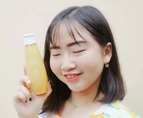 🍂 ᒍᗩᑎᑌᗩᖇI 21, 2020.Kalian masih inget gak, bbrp waktu lalu aku sempat me-review @frudiaindonesia Citrus Brightening Cream yg ternyata emang bagus buat kulit wajah dan wanginya nyegerin! 💛 .Aku makin excited, nih! Soalnya bisa cobain juga Citrus Brightening Toner yg SUPER LUV banget sama wangi dan hasil pemakaian toner yg bikin wajah jadi lebih fresh & glowing 🍊 .𝘾𝙞𝙩𝙧𝙪𝙨 𝘽𝙧𝙞𝙜𝙝𝙩𝙚𝙣𝙞𝙣𝙜 𝙏𝙤𝙣𝙚𝙧 mengandung 86% ekstrak kulit jeruk yang kaya akan Vitamin C, sehingga dapat menjaga & merawat kesehatan kulit, juga memberikan efek brightening & glowing pada kulit wajah. Selain itu, Toner ini berfungsi untuk membantu memudarkan bekas jerawat, serta dapat meredakan kemerahan & sebagai anti-oxidant ✨ .Aniway, ada promo menarik "𝘽𝙐𝙔 ❶ 𝙂𝙀𝙏 ❶ worth 400K" loh!! Kalian bisa langsung order melalui WA, LINE atau SHOPEE (search: FrudiaIndonesia)🛒...Skincare yang RECOMMENDED & WORTH TO TRY! ⭐.#AforAlinda #Alindaaa29 #Alinda #ClozetteID #SkincareForBaseMakeup #TeenManagement @teen_management #FrudiaIndonesia #ReviewSkincare  #VloggerSemarang #BloggerSemarang