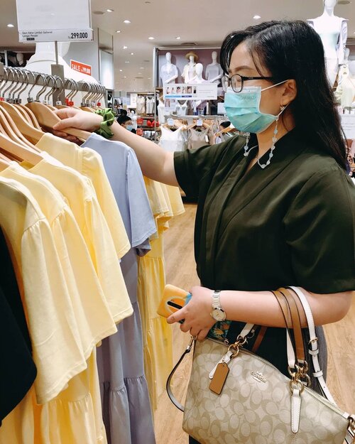 Lagi mau belanja, eh ada paparazi 🤍 .Cuma pengen bilang,Belanja seperlunya karena kita memang perlu belanja🛍️ .Hahaha, ya gitu deh pokoknya ..☀️αρяιℓ 15, 2021.#AforAlinda #Alindaaa29 #Alinda @clozetteid #ClozetteID #ootd #outfitoftheday #quoteoftheday #quote #photoshoot #photooftheday #aesthetic #belanjabaju #hm #uniqlo #dpmallsemarang #dirumahaja #jalani_nikmati_syukuri #rezekigakketuker #blessedyear #VloggerSemarang #BloggerSemarang