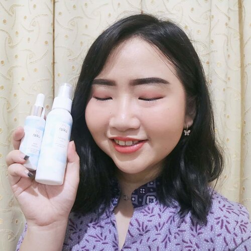 RAIKU BEAUTY, SEMAKIN BERINOVASIMENCIPTAKAN SKINCARE BERKUALITAS!.Pertama kali cobain skincare nya @raikubeauty yang Brightening Series dan senengnya aku cocok. Suka banget! Bahkan, aku sempat repurchase Raiku Brightening Serum nya loh! .Ternyata, tahun 2020 @raikubeauty semakin berinovasi dan menghadirkan 𝙍𝙖𝙞𝙠𝙪 𝙒𝙖𝙩𝙚𝙧 𝙀𝙨𝙨𝙚𝙣𝙘𝙚 & 𝙍𝙖𝙞𝙠𝙪 𝙃𝙮𝙙𝙧𝙖𝙩𝙞𝙣𝙜 𝙈𝙞𝙨𝙩. Kalau kalian masih ingat, aku juga udah sempat membahas sedikit tentang dua produk terbarunya Raiku di Instagram Stories ku. Sekarang, langsung aja simak mini review nya ya!.#MiniReviewbyAlinda.💧 𝐑𝐚𝐢𝐤𝐮 𝐖𝐚𝐭𝐞𝐫 𝐄𝐬𝐬𝐞𝐧𝐜𝐞Essence yang memiliki tekstur cair dengan kandungan 𝘈𝘭𝘰𝘦 𝘝𝘦𝘳𝘢, 𝘙𝘶𝘮𝘱𝘶𝘵 𝘓𝘢𝘶𝘵, 𝘏𝘺𝘢𝘭𝘶𝘳𝘰𝘯𝘪𝘤 𝘈𝘤𝘪𝘥 & 𝘎𝘭𝘺𝘤𝘦𝘳𝘪𝘯 bermanfaat untuk memberikan kesegaran dan kelembaban ekstra pada kulit wajah. Raiku Water Essence ini cocok digunakan untuk semua jenis kulit, khususnya bagi kalian yang sering beraktivitas di ruangan ber-AC dan kulit wajah yg mudah kering/kusam. Essence ini cepat meresap dan ringan saat dipakai, wanginya juga seger dan enggak strong..💦 𝐑𝐚𝐢𝐤𝐮 𝐇𝐲𝐝𝐫𝐚𝐭𝐢𝐧𝐠 𝐌𝐢𝐬𝐭Face mist dengan kandungan 𝘏𝘺𝘢𝘭𝘶𝘳𝘰𝘯𝘪𝘤 𝘈𝘤𝘪𝘥 & 𝘎𝘭𝘺𝘤𝘦𝘳𝘪𝘯 yang bermanfaat untuk menjaga kelembaban dan mempertahankan kadar air pada kulit. Ketika menyemprotkan face mist ke wajah juga tidak terasa kasar, dapat digunakan sebelum atau sesudah makeup. Selain itu, bisa juga digunakan saat kulit wajah terasa kering/kusam setelah beraktivitas di ruangan ber-AC. Raiky Hydrating Mist selalu aku bawa kemana2, karena ukuran dan packagingnya travel friendly banget, mudah juga pengaplikasiannya..💞FҽႦɾυαɾყ 15, 2020.#AforAlinda #Alinda #Alindaaa29 #ClozetteID @raikubeauty @oniecallista #Raiku #RaikuWaterEssence #RaikuHydratingMist #RaikuBeauty #Sociolla #BeautyJournal #SkincareReview #WaterEssence #HydratingMist #BloggerSemarang #VloggerSemarang