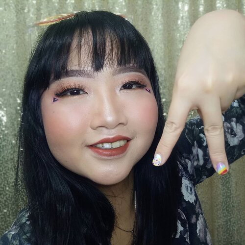 DAY 8 🦄
#30DaysMakeupWithNda
.
Yuhuu ✨ Ga nyangka udah masuk hari ke 8 di bulan April 2020 nih. Guys! Jaga kesehatan teruss lohhh, banyak banyak minum air putih sama vitamin. GBU all! ANIWAY, ini makeup look aku di hari ke 8, makeup #throwback lagi karena masi poni-an 😝 Haha .
.
So, this is my 𝐥𝐨𝐯𝐞𝐥𝐲 𝐛𝐫𝐨𝐰𝐧𝐢𝐞 𝐦𝐚𝐤𝐞𝐮𝐩 𝐥𝐨𝐨𝐤 🤣 .

Makeup ini dibuat pada bulan April tahun 2019 lalu waktu ikut makeup collab nya cisty @christyrsm dan lipen nya aku pakai dari brand kecintaan juga @dearmebeauty shade Dear Winna kayaknya 😍🥰 Bagus ya warna coklatnya? Banyak yg nanya, itu yg deket mata apa sih? Itu tuh aku mau gambar hati tapi kyknya gagal gt loh, jd kelihatan nya kyk huruf "v" GPP lah ya? HAHAHA .
.
A for Alinda, WDYT Guys? 💞 Aku kangen rajin ngonten tiap hari di rumah sendiri huhu 😭 .
.
🦄 Λｐｒｉｌ 08, 2020
.
#AforAlinda #Alindaaa29 #Alinda #ClozetteID @clozetteid @beautycollab.id
@bloggervloggersmg #30DaysMakeupWithNda #makeup #makeuplook #graduationmakeup #inspirasikecantikan #tampilcantik #beautycollabid #bloggervloggersmg #influencer #influencers #influencersemarang #endorsement #endorsementsemarang #dirumahaja #ubahinsekyurjadibersyukur #jalani_nikmati_syukuri #rezekigakketuker #VloggerSemarang #BloggerSemarang