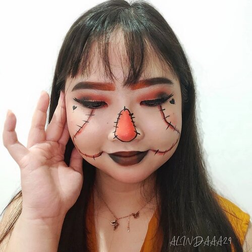 Ketika yg bukan pecinta horor bikin Halloween Makeup. Intinya tetap mengambil warna orange & black aja, art nya sesuai arah jari jemariku yg memegang brush ini mau kemana dan jadilah look ini 🎃 .What do you think guys? 🧡Check halloween look from all member of #BeautyCollabID too! 🖤 ..This is " Halloween Make Up" collaboration with @beautycollab.id 💙 .Collage 11. @nissanischaa2. @thaliatheje3. @shintaayudiana4. @sh_ntyp5. @janee_audian6. @salsabilasnw7. @milamichan ..Collage 21. @nheeraahs713__2. @mutiara.cahyaa3. @ptr_adinda4. @paintedtika5. @anita.ca_6. @hello.wandha7. @arinyanyuli ..Collage 31. @erika.febry_2. @pi2nzr3. @hermasariipoerbaa4. @rima_rismayanti_225. @audy.mua6. @novangelina__7. @sugarcclouds ..Collage 41. @aku.miaa2. @nadyaford3. @azzahransfr4. sripuput035. @official_rakum6. @sefti.sf7. @syahriskyferdinand ..Collage 51. @nia_rizq2. @raniapritiani3. @arrafara54. @clarizsalaura5. @tyaskiws6. @macicaleoni_7. @safiralfan ..Collage 61. @naybaihaqi2. @fanylusitasari3. @mozafausta4. @susanaoktv5. @nuritaputri6. @dindafebrianass7. @flowrindesu ..Collage 71. @melianrr_2. @pradytafr3. @misniaz_4. @woybeee ..Collage 81. @meidythiya2. @prmthr3. @yuyun_zully4. @nuke.uke ..Collage 91. @rurie.nurulfajri2. @fafazhrrr3. @alindaaa29 ..#Alindaaa29 #AforAlinda #Alinda @beautycollab.id @clozetteid #clozetteid #HalloweenMakeupBeautyCollabID #HalloweenMakeup #BeautyCollabID #BCollabID #makeuplook #artmakeup #ubahinsekyurjadibersyukur #jalani_nikmati_syukuri #rezekigakketuker#dirumahaja #VloggerSemarang #BloggerSemarang