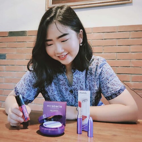 BB CUSHION FAVORIT AKU!PURPLE IN LUV 💯💜.Asyik dan Serunya 𝙄𝙣𝙛𝙡𝙪𝙚𝙣𝙘𝙚𝙧 𝙂𝙖𝙩𝙝𝙚𝙧𝙞𝙣𝙜 with 𝐌𝐢𝐫𝐚𝐛𝐞𝐥𝐥𝐚. Selain bisa bertemu teman2 @bloggervloggersmg , aku juga bisa cobain @mirabellacosmetics BB Cushion (produk makeup terbarunya Mirabella) ✨ .Penasaran sama produk makeup nya @mirabellacosmetics yg ada di foto ini? Simak yuk mini review nya 💕 ..#MiniReviewbyAlinda.💜 𝐌𝐢𝐫𝐚𝐛𝐞𝐥𝐥𝐚 𝐁𝐁 𝐂𝐮𝐬𝐡𝐢𝐨𝐧 .BB Cushion yg terdiri dari 2 shade: 01 Light Beige & 02 Natural Beige serta ada UV Protection nya dan dilengkapi Vitamin E. Cushion dengan coverage yg bagus dan mampu menyamarkan jerawat atau noda gelap, Ringan juga saat dipakai. BB Cushion yg aku pakai shade 01 Light Beige, memberikan hasil akhir yang semi matte & smooth ..💜 𝐌𝐢𝐫𝐚𝐛𝐞𝐥𝐥𝐚 𝐋𝐢𝐩𝐜𝐫𝐞𝐚𝐦 𝐌𝐚𝐭𝐭𝐞 𝐄𝐱𝐩𝐞𝐫𝐭 .Lipcream yang memiliki pigmentasi warna yang baik, apalagi shade 02 dengan warna nude pink yg enggak bikin bibir terlihat pucat. Ku suka banget sama warnanya yang kelihatan fresh look gt, dijadiin eyeshadow & blush on juga cocok nih ..💜 𝐌𝐢𝐫𝐚𝐛𝐞𝐥𝐥𝐚 𝐂𝐨𝐥𝐨𝐫𝐟𝐢𝐱 𝐋𝐢𝐩𝐬𝐭𝐢𝐜𝐤 .Best Lipstick Ever! Aku yakin sih, lipstick ini favorit banyak orang. Lipstick dengan pigmentasi warna yg sangat baik, longlasting  dan lightweight. Shade 50 ini warnanya merah agak bold gt, tapi buat kalian yang ga suka bold, bisa juga kok dijadikan ombre lips atau tap2 aja lipstick nya ..#AforAlinda #Alindaaa29 #Alinda #ClozetteID @mirabellacosmetics @bloggervloggersmg #Efforlesskitmirabella #Mirabellacosmetics #MirabellaBBCushion #Mirabellahighlighter #Mirabellamoisturemattelipstick #CleanBeauty #BloggerVloggerSemarang #BloggerVloggerSMG #BloggerSemarang #VloggerSemarang