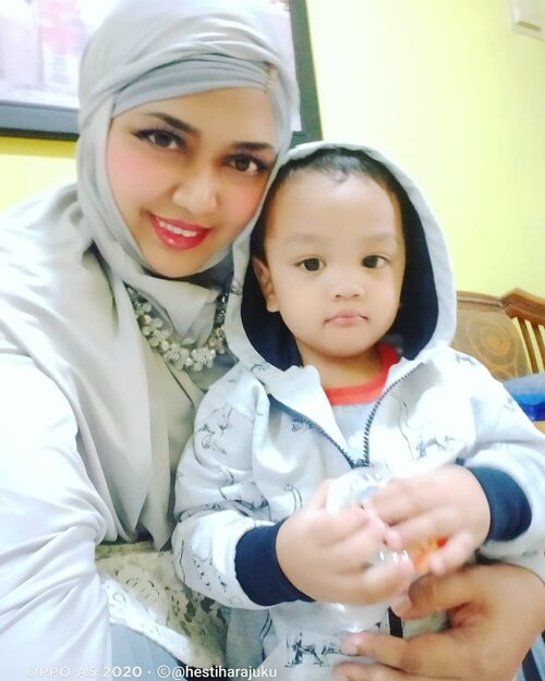 Thu, Nov 26th, 2020---- #TeamSilver 😉👩‍👦💕 Artanabil (19 months) nggak suka pakai topi tapi suka pakai #hoodiejacket gini hihihi... So cute ya! Cool banget ! -----#clozetteid #Momandson#myboy #myson#parentinglife #toddler