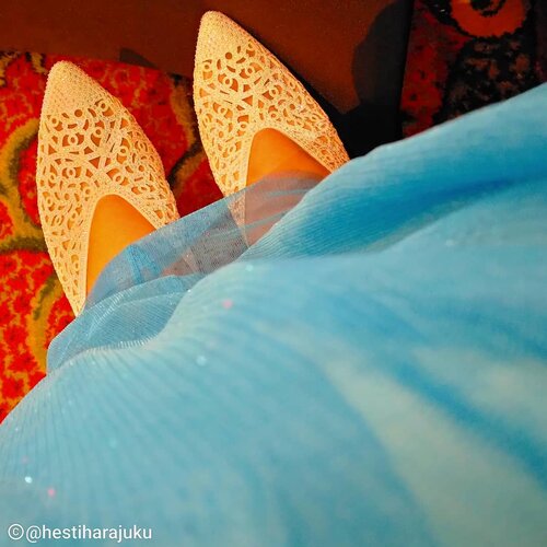 Sunday, December 27th, 2020----💙👠👗Inspired by... #DisneyPrincess #Cinderella 👗💙👠 Colorchart: #blue and #yellow. #cinderellashoes
-
-
-
-
-
#nhkkawaii 
#clozetteid 
#Modestfashion 
#modestwear
#cinderellahijab