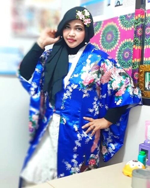 Thu, August 29th, 2019--- 👘🎎♥️🗻⛩ "Anywhere I go will be my #Harajuku " (Nurhayati, 2010) ⛩🗻♥️🎎Hehe... dulu waktu mau pulang ke Indonesia ada yg nanya:"Hesti, kamu pasti akan merindukan Harajuku*" (lokasi street fashion terkenal di Tokyo)And I said... "Sure""Will you come back"Me: "I will... I hope so""But what if U cant come back to Japan?"Me: "No prob. Anywhere I go will be my Harajuku" 🤣🤣--Hari ini lagi pengen pake #Satin #Kimono yang sudah dimodif jadi #longcoat. Kimono nya dari seserahan dulu 🤣 baru bisa dipake sekarang. Alhamdulillah juga masih nemu #kanzashi buat hiasan kerudungnya.  Bros Kanzashi ini souvenir pengajian waktu mau nikah 😊 cucok yaaa... haha---#clozetteid #nhkkawaii#kawaiicouple#kawaiimodesty#modestfashion#modestwear#Japanesefashion#hootd