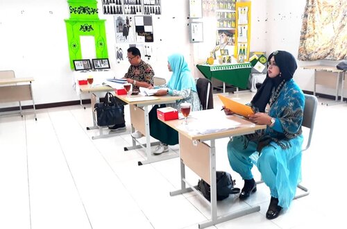 Wed, August 21st, 2019--- 👩‍🎓👗❤ Kloter 1 : Sebagai #ModeratorSidang ( #Pembimbing ) Arsyadyani. Judul koleksinya " #TheMonju " , terinspirasi dari Monumen Perjuangan Rakyat Jawa Barat . #Congratz , Arsyad ! --- Pagi ini #PrincessJasmine menguji sidang TA di #ProdiDesainMode #Polimedia . #Dresscode nya #Tosca hihi.. yg ga ada tosca bisa pakai nuansa hijau /biru. Cuma di Polimedia, kamu bisa diuji oleh #DisneyPrincess 🤣🤣-----#clozetteid #nhkkawaii#modestwear#modestfashion#lecturer#kawaiimodesty#sidangkelulusan