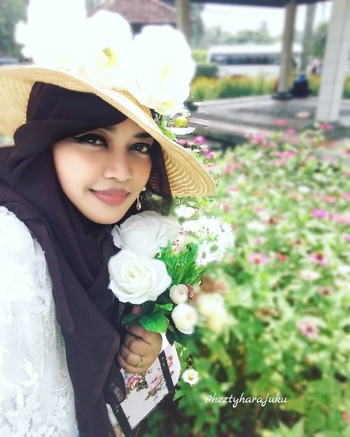 Sun, Nov 20th, 2016----#Flowers are everywhere! 😍🌹🌸🌼🌻🌷🌺
#BigFamilygathering #TamanWiladatika #Cibubur #Jakarta #UrbanPark . My #hootd Inspired by #RomaGyaru #fashion #style in #Shibuya , Japan ---> #flowercrown #denim #whitelace #vintage #shabbychic and #kawaii #furboots 🚗⛳🗻 Setelah Mang Tua dan Mak Tua wafat, kami berinisiatif untuk bikin acara kumpul2 keliling per 3 bulanan . InshaAllah selanjutnya di Ciater , Subang, bulan Januari 2017 amiin. Oya, as usual dimanapun dan kapanpun daku bertindak sebagai seksi Publikasi, Dokumentasi dan Acara, termasuk urusan nentuin #dresscode lolz. Kali ini temanya Denim . 👗👖💕 So much fun! Semoga selanjutnya lebih rame lagi dan terima kasih banyak buat yg bisa hadir hari ini. Love you all! 😘 #clozetteid #modestfashion #fashiongram #fashionvlogger #headscarf #scarf #muslimfamily #instamoment #hijabstyle #stylishmodesty