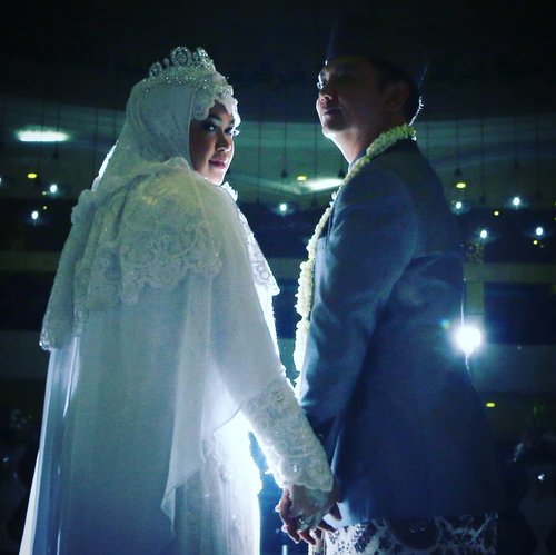 LATEPOST: Saturday, November 18th, 2017 --- "Let our #love touch the sky..."
#RoyalWedding : The #King @erdin.saef  and the #Queen #HestiHarajuku -
-
-

Place:  #MasjidAgungAttin #TMII #JakartaTimur 
Date: Saturday, November 18th, 2017
Photo by : #MitraWangi #WeddingPackage -
-
-
-
#clozetteID 
#nhkkawaii 
#KawaiiReporterWedding
#HestiHarajuku
#modestwear
#syaribride
#muslimwedding
#whitexsilver
#hootd
#muslimbride
#HestiErlanWedding