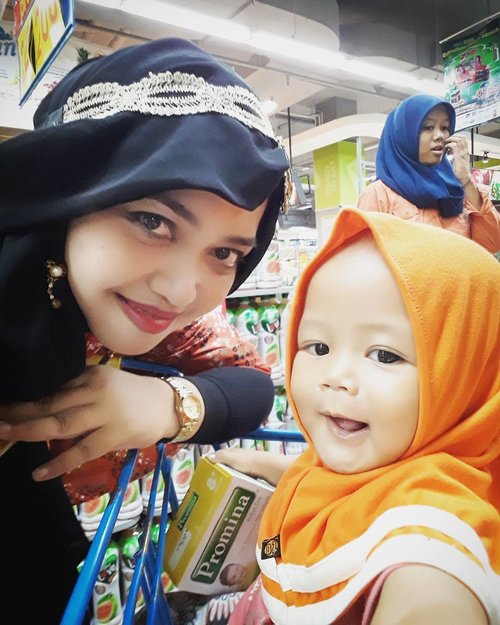 Sun, June 18th, 2017--- ❤🌟🌙 #HappyRamadhan from Cholid A.R #Family !👜🛍 #Belanja cama #Bubu & #Feli yuuuk!... Feli dan Bubu sama2 suka #selfie karena kami #photogenic 😎📸 hihihi 😆😆😆 -
-
-
-
-
#clozetteid #hootd #Happyweekend #happyfamily #love #hootd #babygirl #shoppingstyle #wefie #headscarf #modestwear #modestfashion #hijab #babyhijab