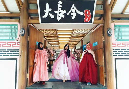 LATEPOST: Thursday, August 17th, 2017--- 🍛🍜
Yang #dramkorlover and #Kpopper jangan pada baper yaaa... 😂😂😂 Sensei , Kak @meilina_kurniawati
, MaFel dan Mbak Nita @anita.zuli lagi liburan dulu ke istana #DaeJangGeum di #Korea hihihi...
-
-
Theme :#Korean #Royal 
Location : @daejanggeum_yk #Yogya
Camera: #SamsungJ7Prime -
-
-
-
-
-
-
#clozetteid 
#modestwear
#hijabtraveler
#hootd
#foodtraveler
#hanbok
#modesthanbok
#hijabhanbok
#hijabi
#Yogyatrip
#VisitYogya